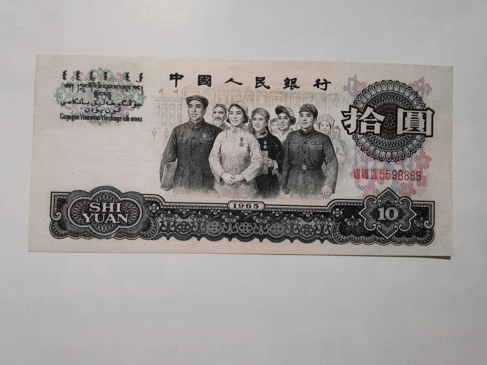建国初期，周总理审阅十元人民币上的工农兵图案，发现了两个问题。第一个是农妇年纪太