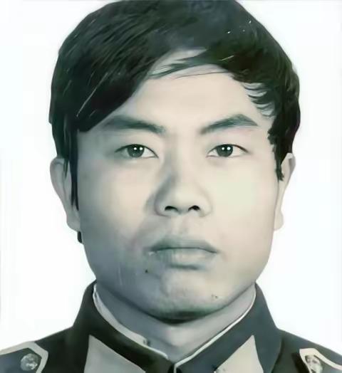 真是警察中的败类！”1987年，一个名叫陈建军的警察，竟然纹身、打牌、赌博还打骂