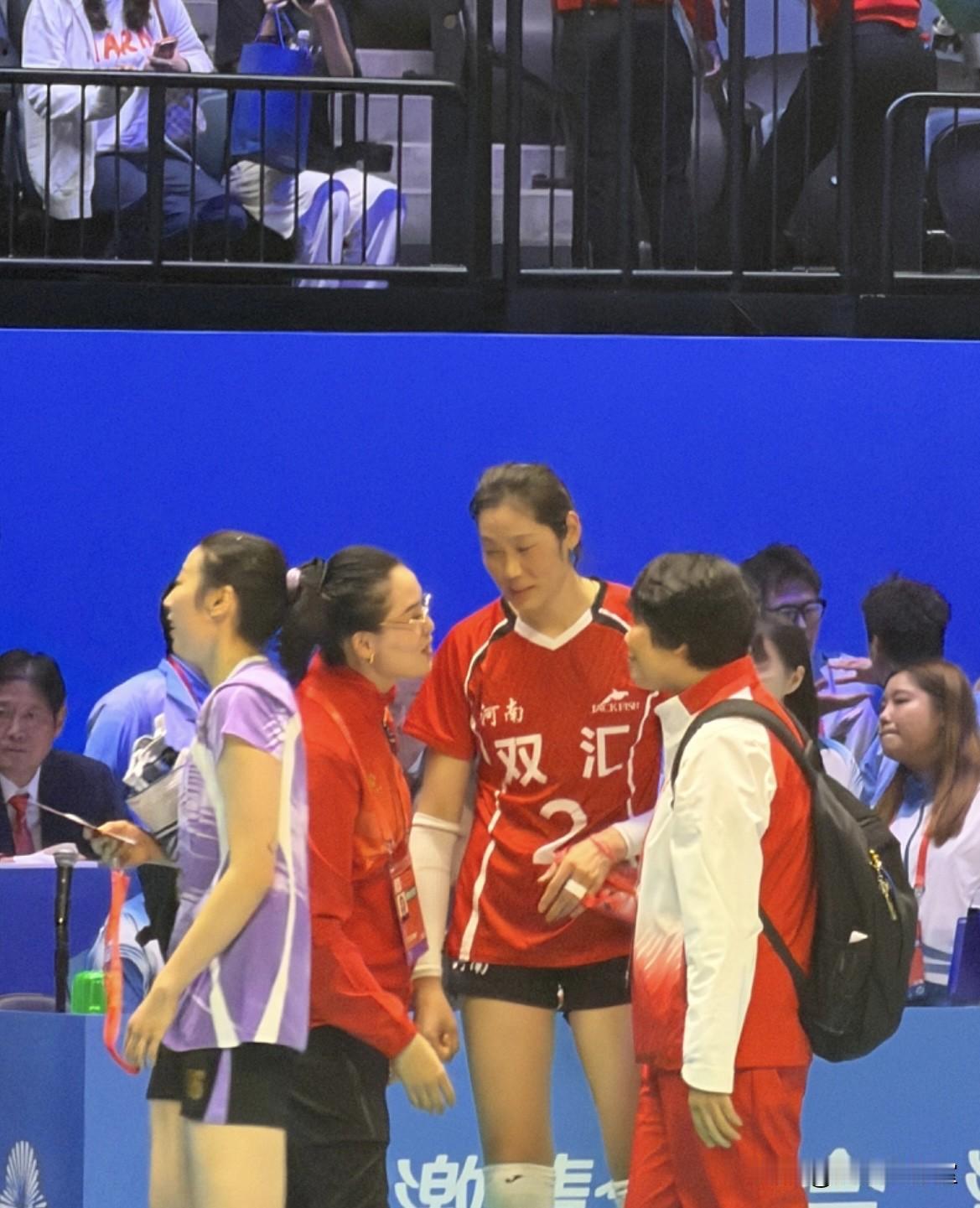 朱婷最后的换人指导精神层面实现了彻底的蜕变，众人皆倍感轻松，只因有那如同定海神针