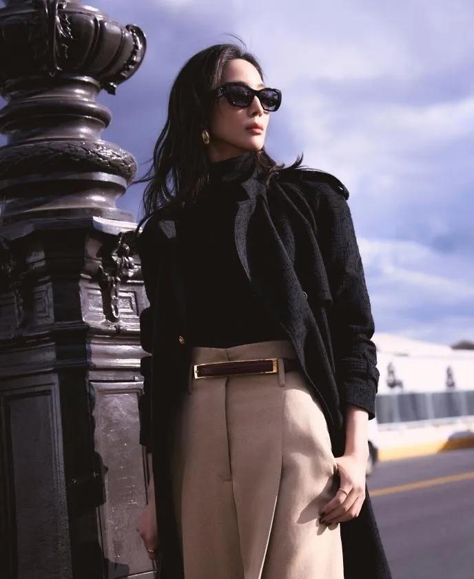 张钧甯这一身太适合通勤了！黑风衣+卡其裤，显瘦又显气场，腰带一系瞬间拉高腰线，