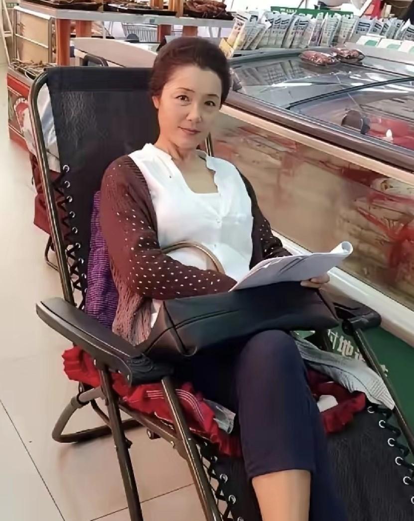 长影演员姜黎黎已然72岁，却依旧气质如兰！她脸上不见皱纹，着装宛如年轻人，身材挺