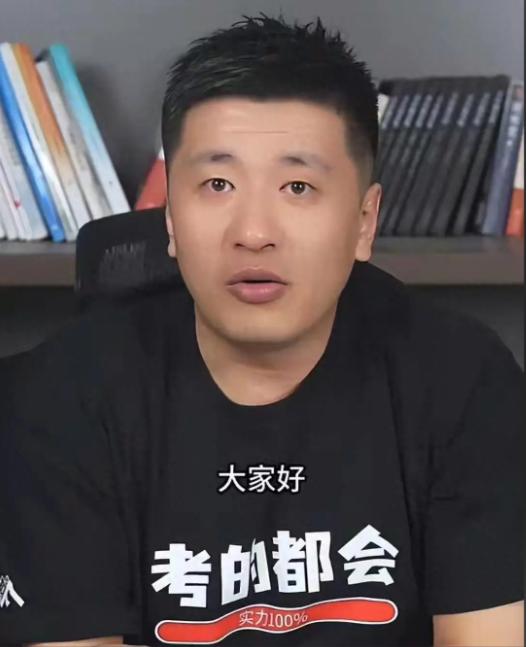 张雪峰有段话，说得又冷又真：“公安局的，孩子在读警校；卫健委的，孩子在学临床；法