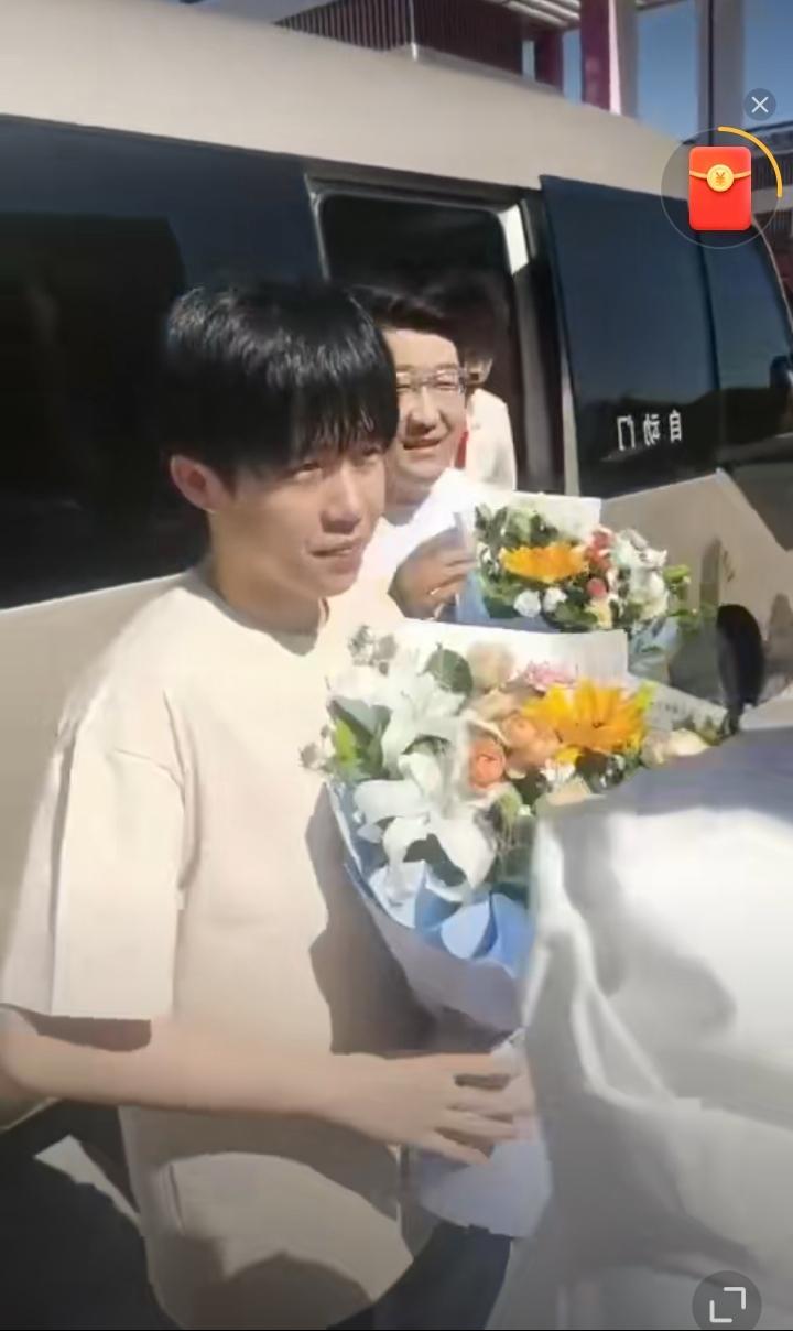 温润如玉的帅气少年！出生于2000年5月的王楚钦今年25岁了，而出席山东魏桥俱