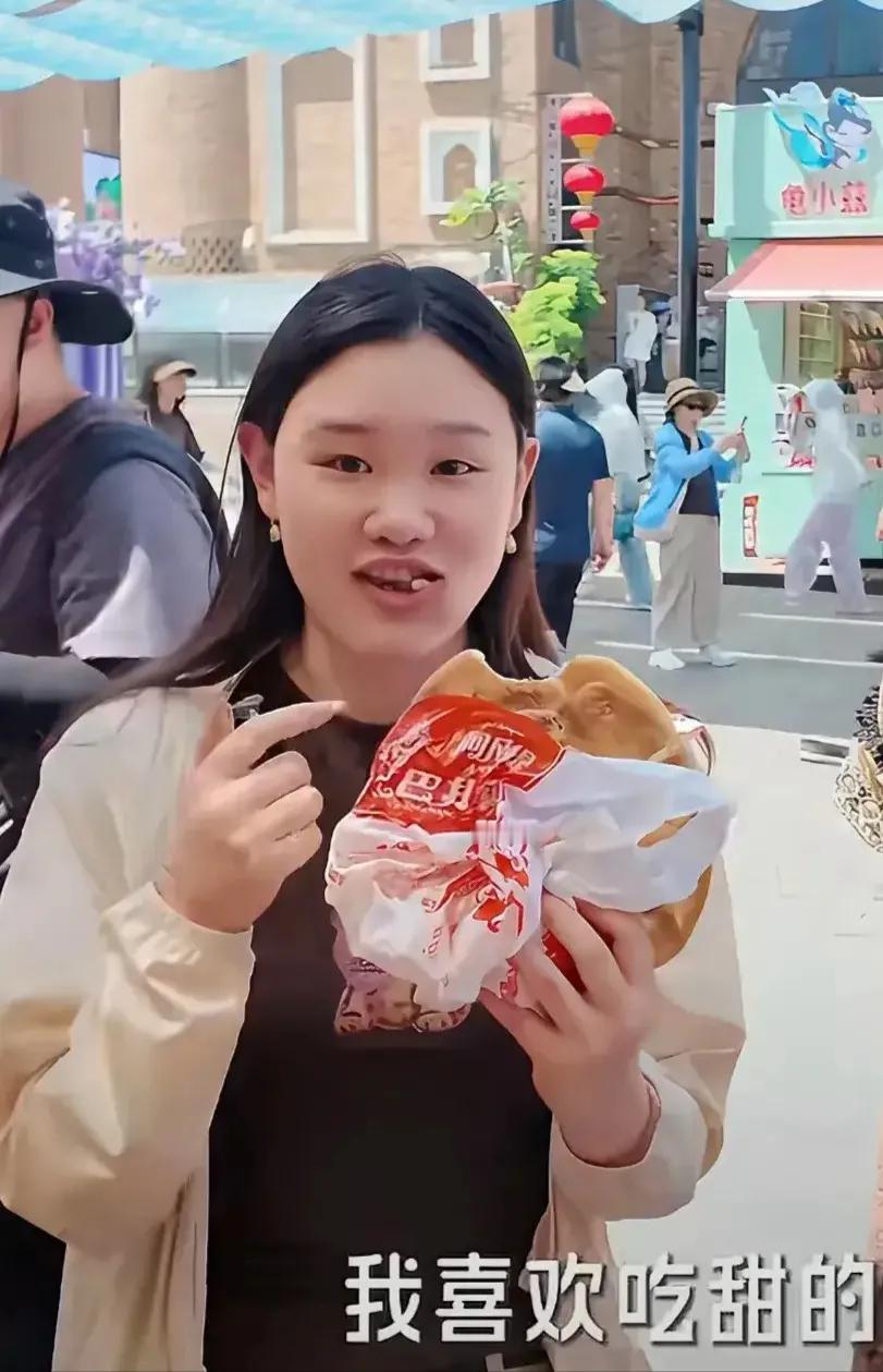张家齐在新疆吃美食，晒出来的美甲真的太长了，一点也不像是日常需要干活的样子，反而