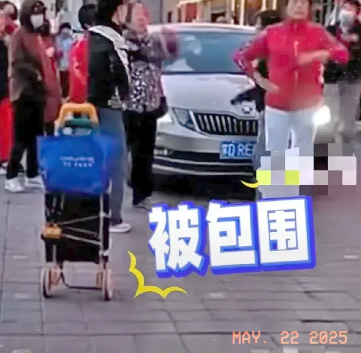 女子开车出停车位，发现大妈在路中间跳广场舞，便按喇叭催促，大妈们却围上来对着女子