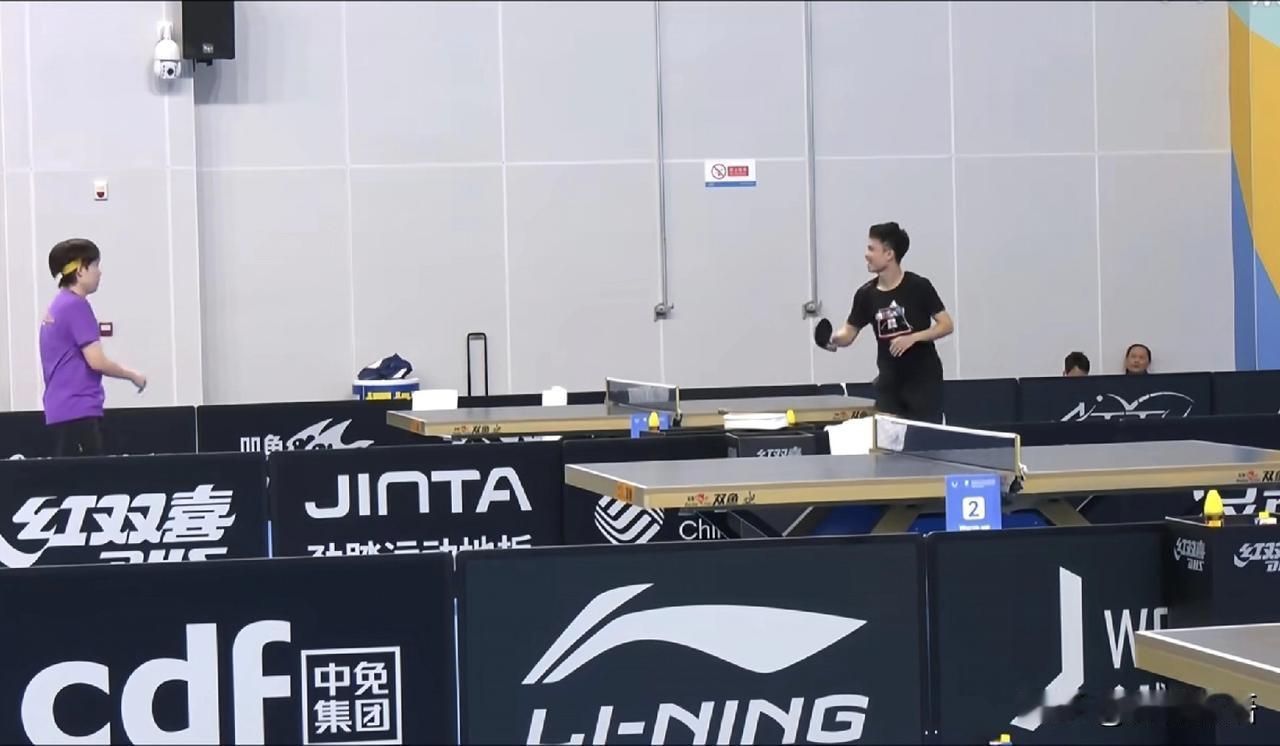 不知道的还以为王楚钦和周启豪打男双了，哈哈！刚刚赛前热身训练，这俩孩子练的开心就