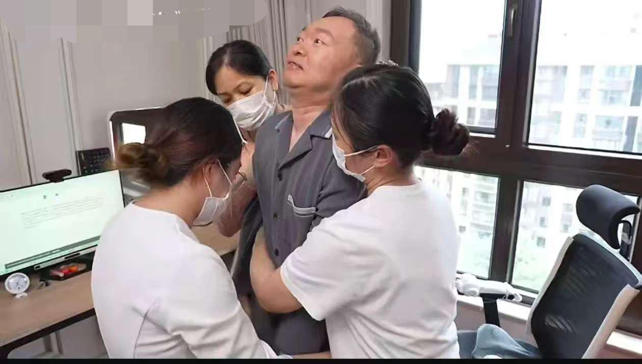 看到蔡磊被三个护工架起来,头一歪,脖子一点力气都没有,我真的没忍住,眼泪直接