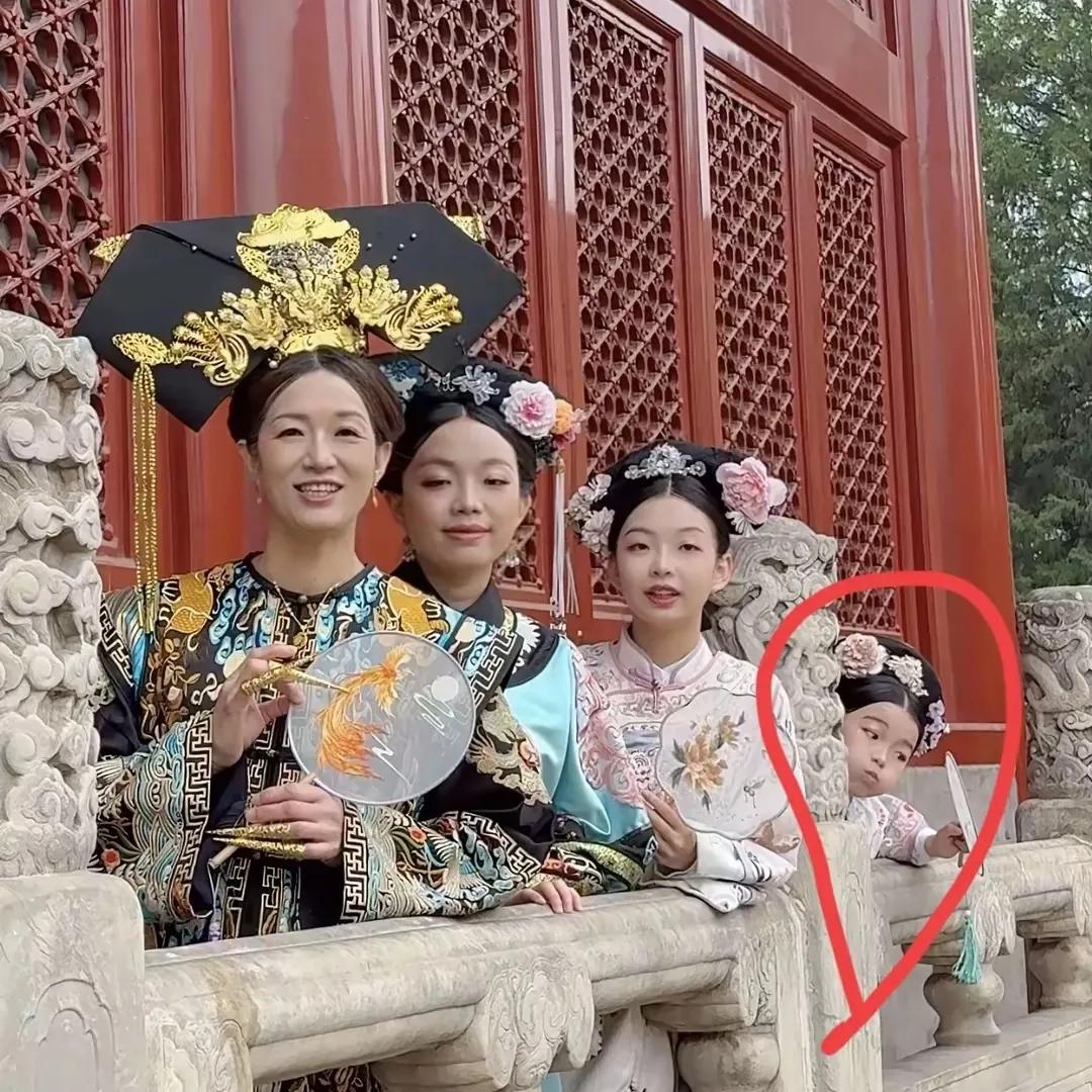 这一刻，许健华彻底赢麻了，名气和关注，子女和金钱，通通赢了回来。这几年许健