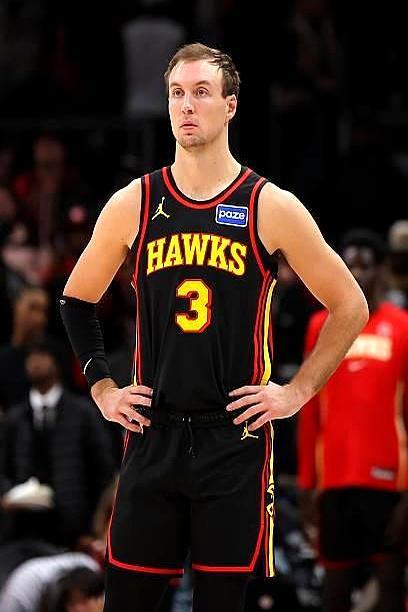 湖人只用一个二轮签，就换来了全联盟投篮最准的那个男人。哨声一响，他替补登场