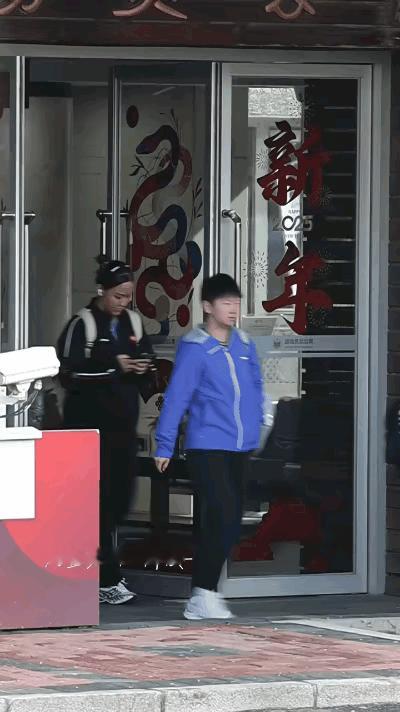 向着多哈再出发：白球鞋、深色裤、蓝上衣休闲随性又潇洒向着多哈莎莎再出发…