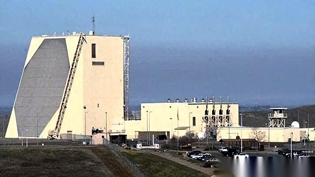 8000公里。这数儿一出来，全世界搞雷达的都得安静一下。咱们的新“天眼”，直