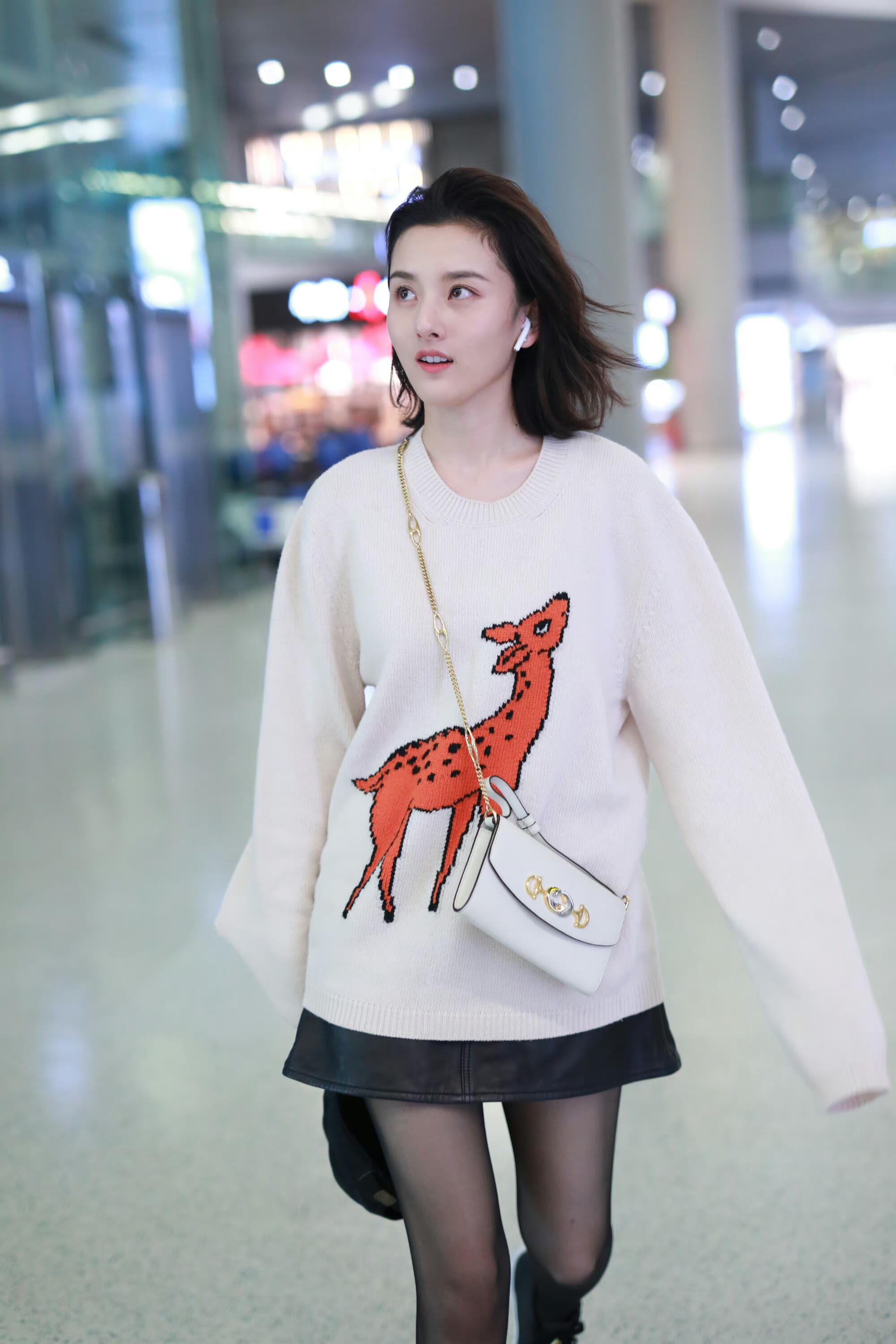 宋祖儿机场路拍超短，黑丝，平底鞋！