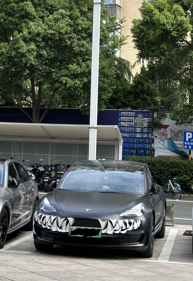 关于部分特斯拉车主的一些吐槽第一，提车后一直不撕左后小窗上的出厂二维码贴纸，没