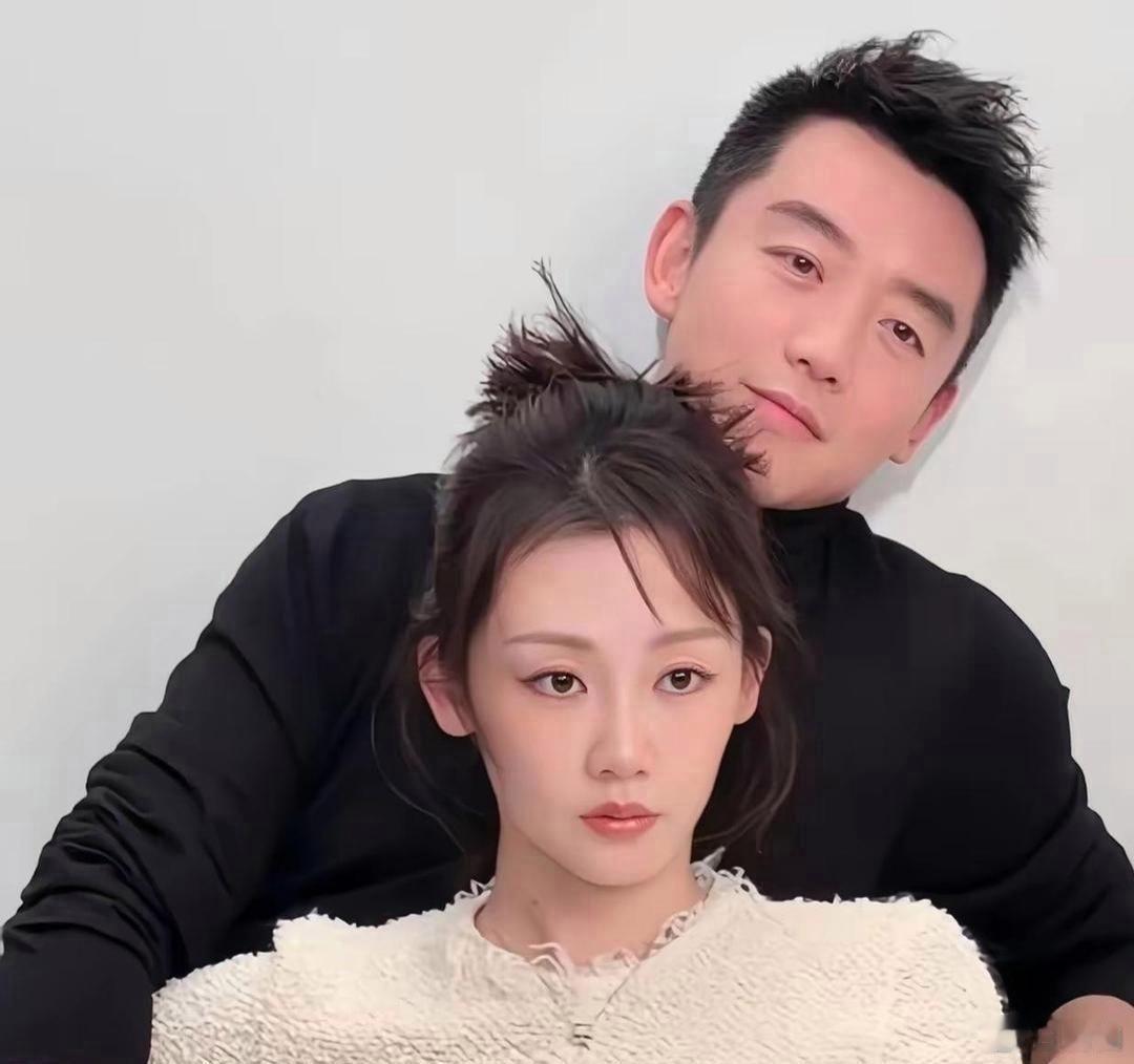 郑恺最近上节目聊到苗苗的易孕体质，表情又好笑又无奈。他直接说：“基本不做措施就中