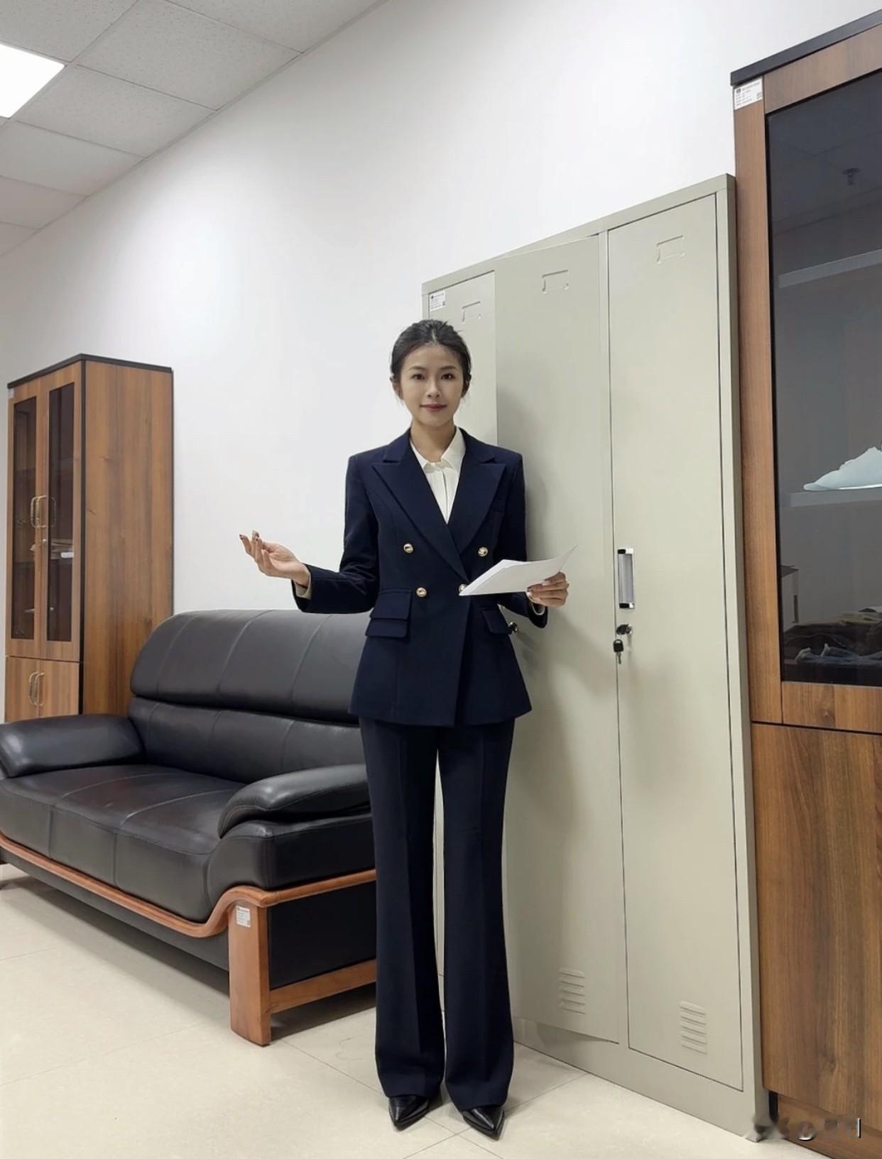 职场女性怎样穿搭提升自己的时尚度小西装外套是经典，增加正式感。