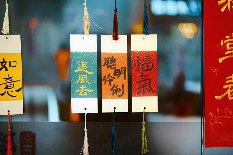 早晨的时光总是充满希望，适合用温暖的话语开启新的一天。“新的一天，别被‘躺平’绑