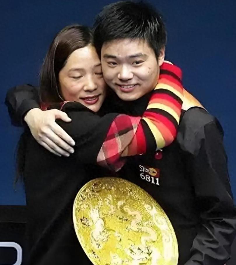 丁俊晖有钱有势，为何放弃“九球天后”潘晓婷，反娶大六岁张元元，一个8岁就背负全家