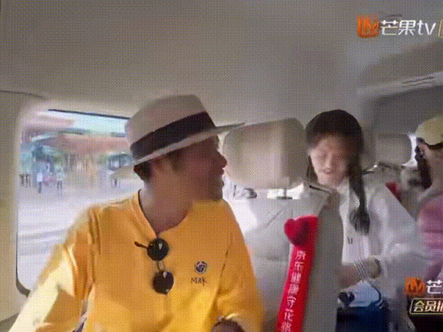 那英爱姐无需遮遮掩掩在《花儿与少年》里，那英收获了如潮的爱意。她毫不避讳，爱姐