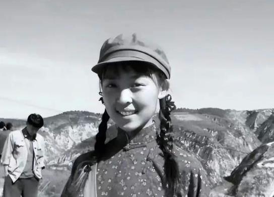[666]1969年，知青张梅香被公社副主任黄书良叫到办公室。从身后抱住了张梅香