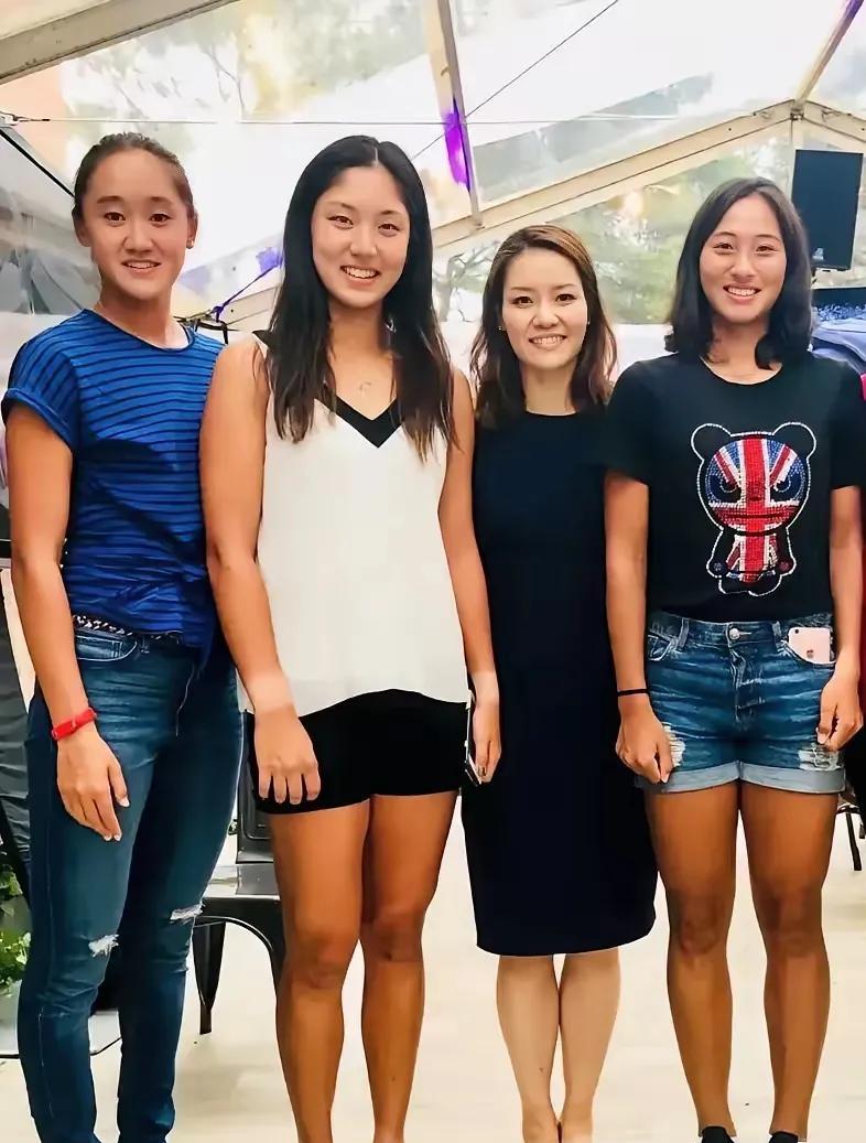 这是中国唯一大满贯冠军李娜与现役其他三个女球员的合影，这四个人的合影非常有意思，