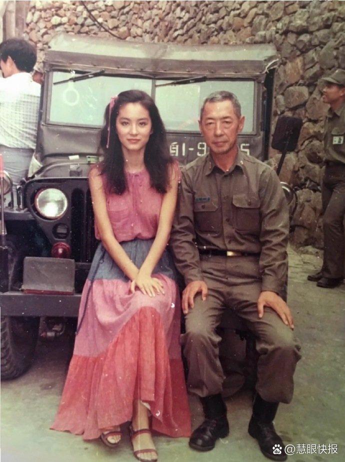 林青霞早期的合照，她的颜值放到现在什么水平啊？