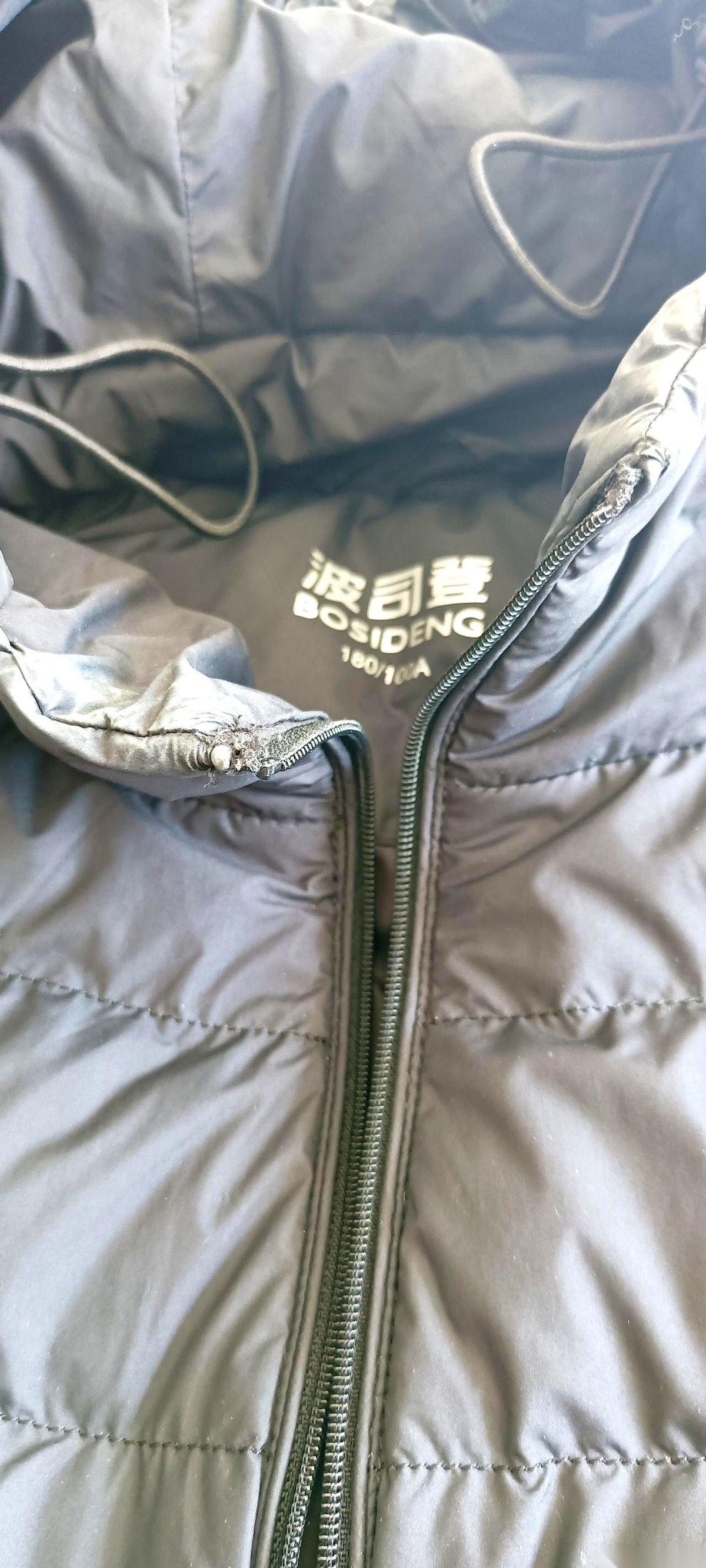 干洗店老板不干了，才捅破一个窗户纸：你那件花50块送洗的羽绒服，正和上百件陌生人