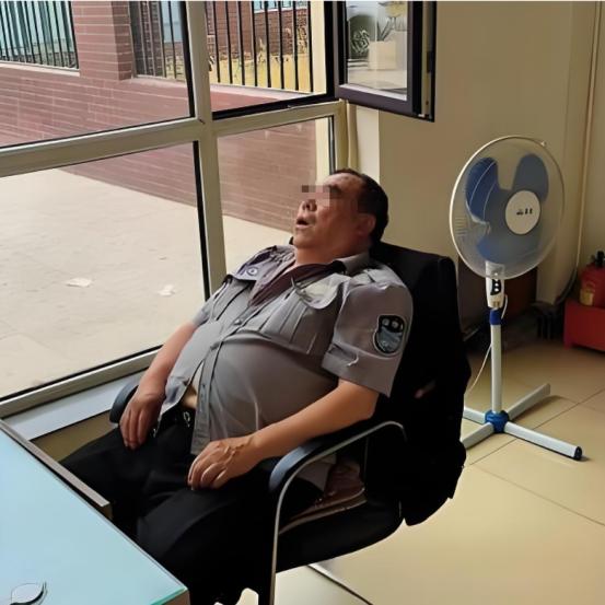 “脸都不要了！”广东一60岁大爷当保安三年，月薪只有2100，每天却干18个小时