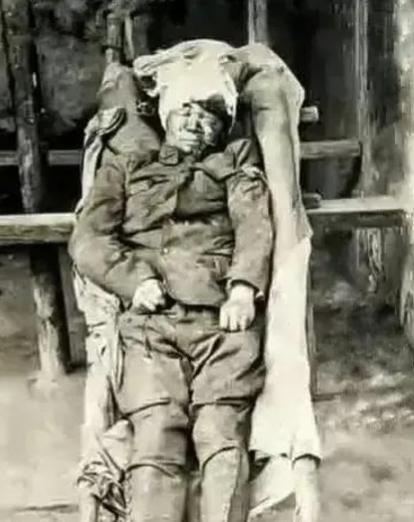 1938年，台儿庄战役中，战地记者拍下的一位将军的最后遗容，照片中的将军，躺在简