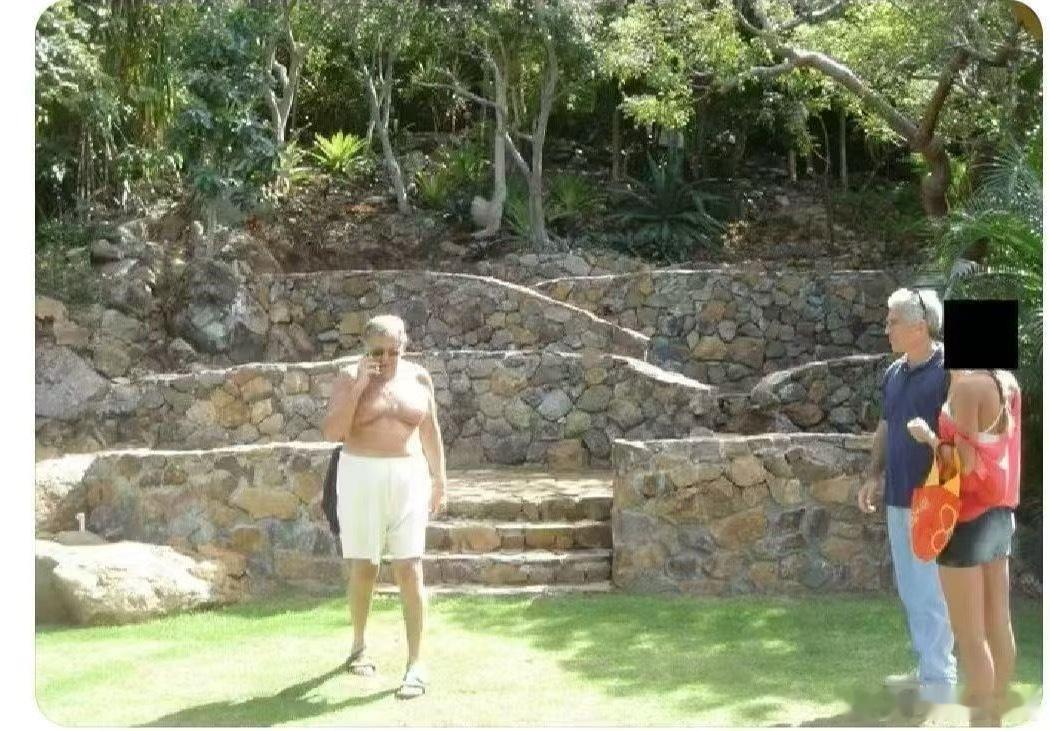 在最新公布的文件中，可以看到爱泼斯坦将一名女孩交给一个肥胖、年老、富有的地产大佬