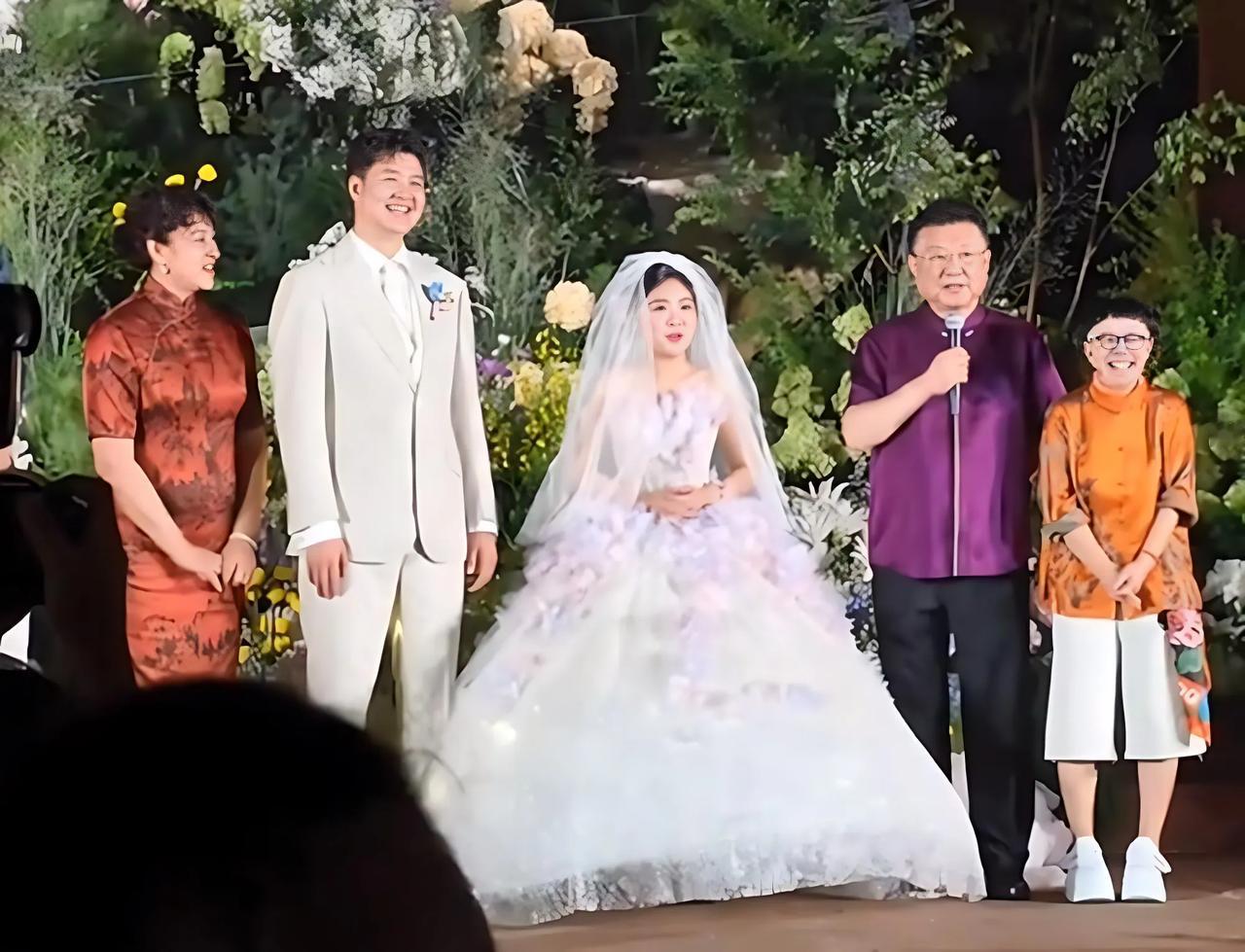 我是万万没想到孩子都有了的金龟子女儿王宁，居然补办了婚礼她的目的是什么呢？