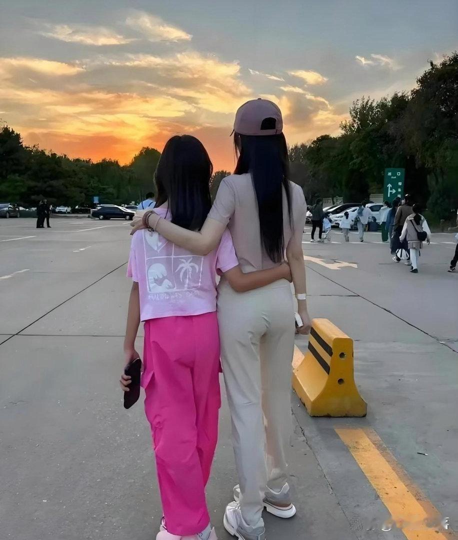 甜馨不知不觉已经长大，李小璐和女儿相处的画面，满满都是母女温情。​​​