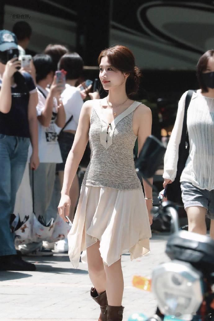 卢昱晓妆造变了卢昱晓妆造变了，感觉变得越来越大方的好看了呀，并且这一次的妆容