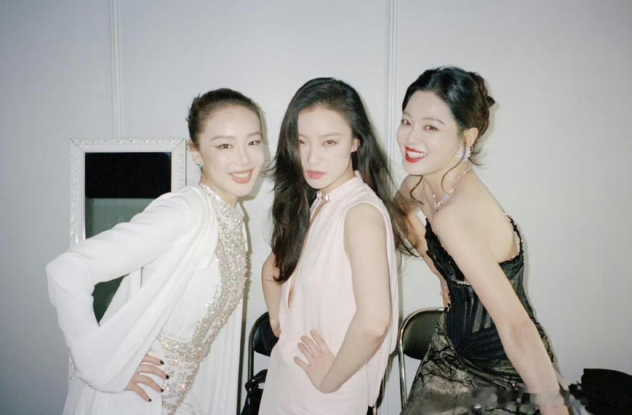 谁懂啊！内娱活人闺蜜组再添天花板！辛芷蕾拿奖，倪妮秒发祝福，直言“羡慕嫉妒但不恨