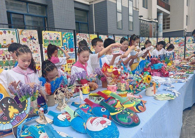 房县校园房县东城小学：巧手绘童趣艺美润校园校园房县十堰爆料房县新闻网讯通