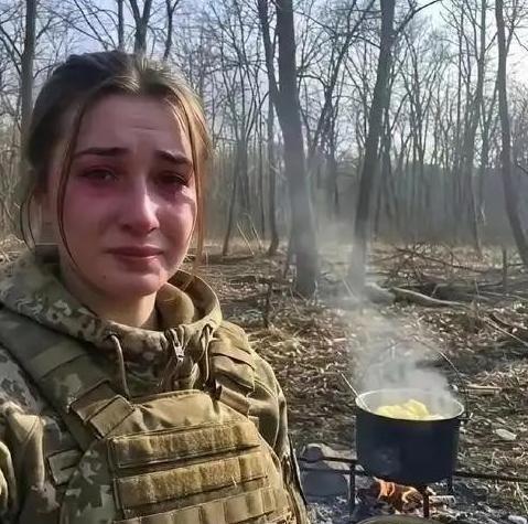 一名乌军女兵，在接受乌克兰电视台采访，被问到前线当下更缺人，还是更缺无人机时，她