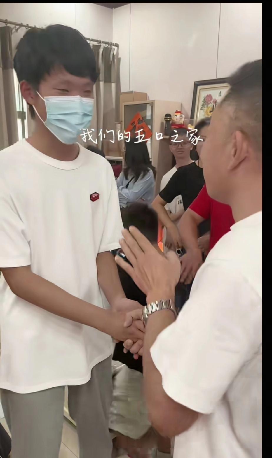 孙海洋晒出了自家五口与叶锐聪一家五口的生活照。叶锐聪的妈妈和孙海洋一样，都果断地