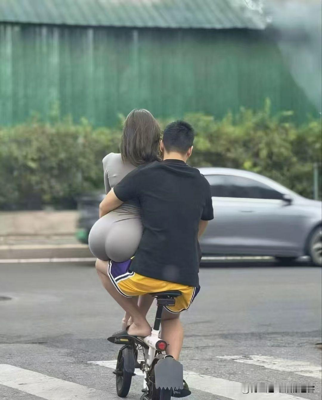 震惊某地去一男一女骑电动车还偷了两个石墩子