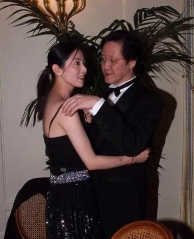 1998年的半岛酒店，22岁的张玉珊故意让向华胜等了整整两小时。当她踩着细高跟姗