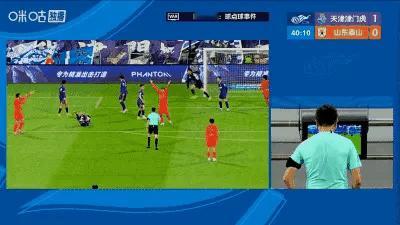 格劳倒地时伸展双臂，阻碍了泰山队的射门，但裁判没有判点球。如果格劳手臂支撑草皮