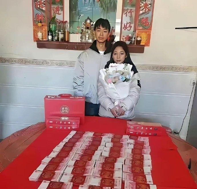 不懂就问！这两种订婚现场，大家更喜欢哪一种呀？一边是满满一桌的现金彩礼，一