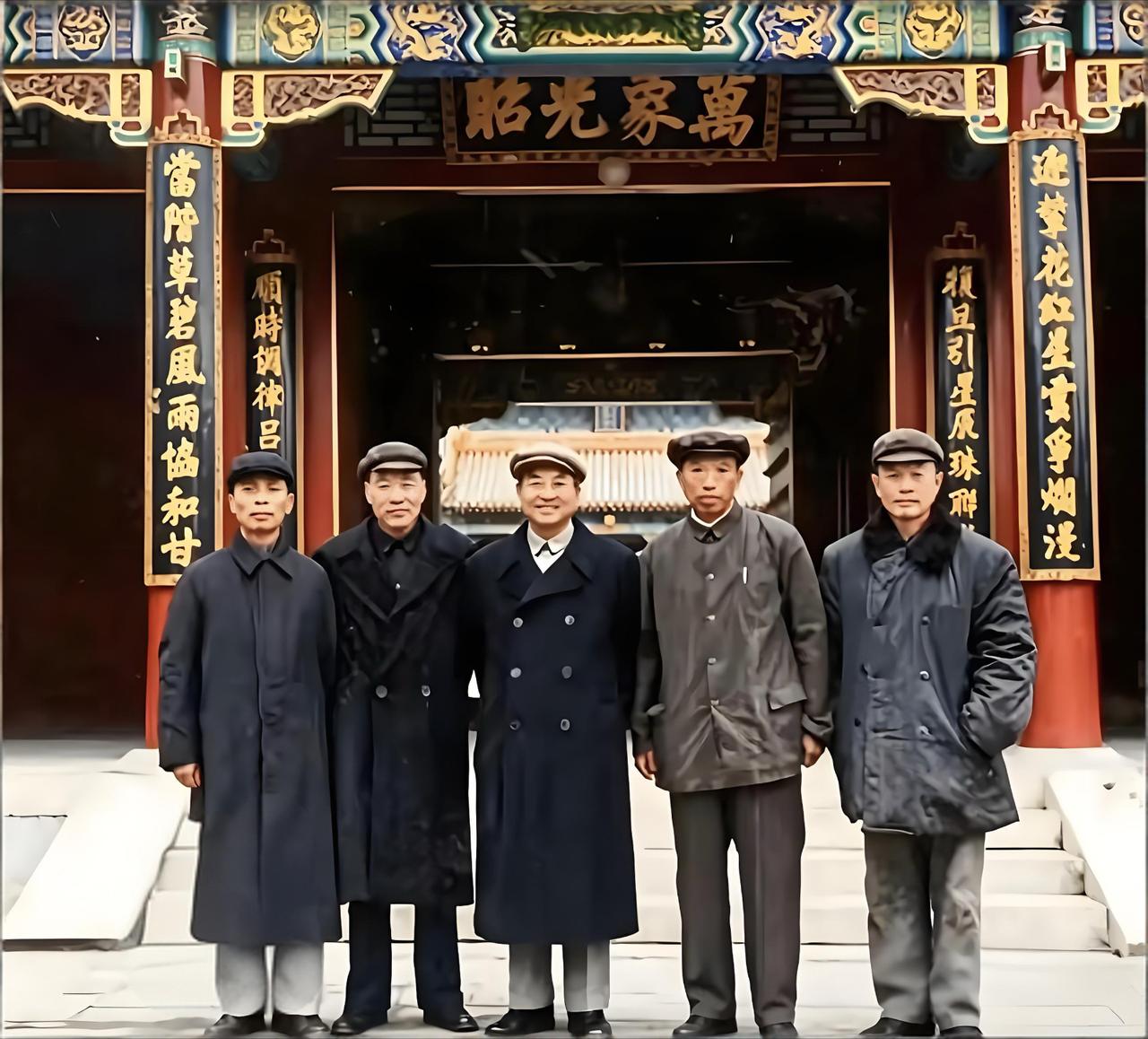 这是陈赓大将与首批特赦的国民党高级战犯（黄埔军校出身）左至右：郑庭笈、宋希濂、周