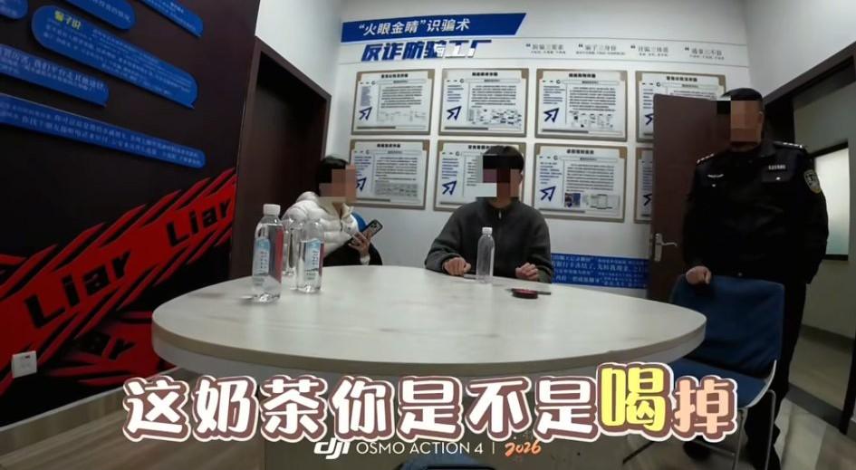 3月21日，浙江杭州。一对情侣在酒店点奶茶，因为没写房间号，外卖员无法送上楼，只