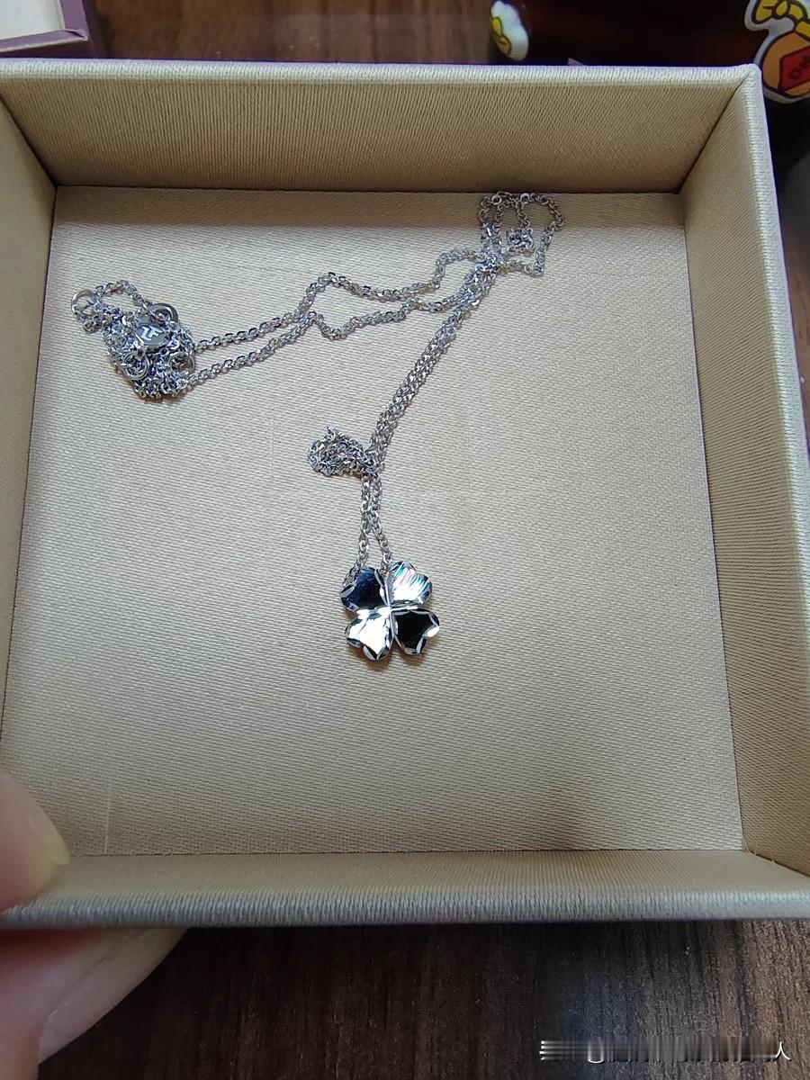 还记得当年买这条PT999白金项链的时候，黄金才两百多一克。那时候总觉得黄金金灿