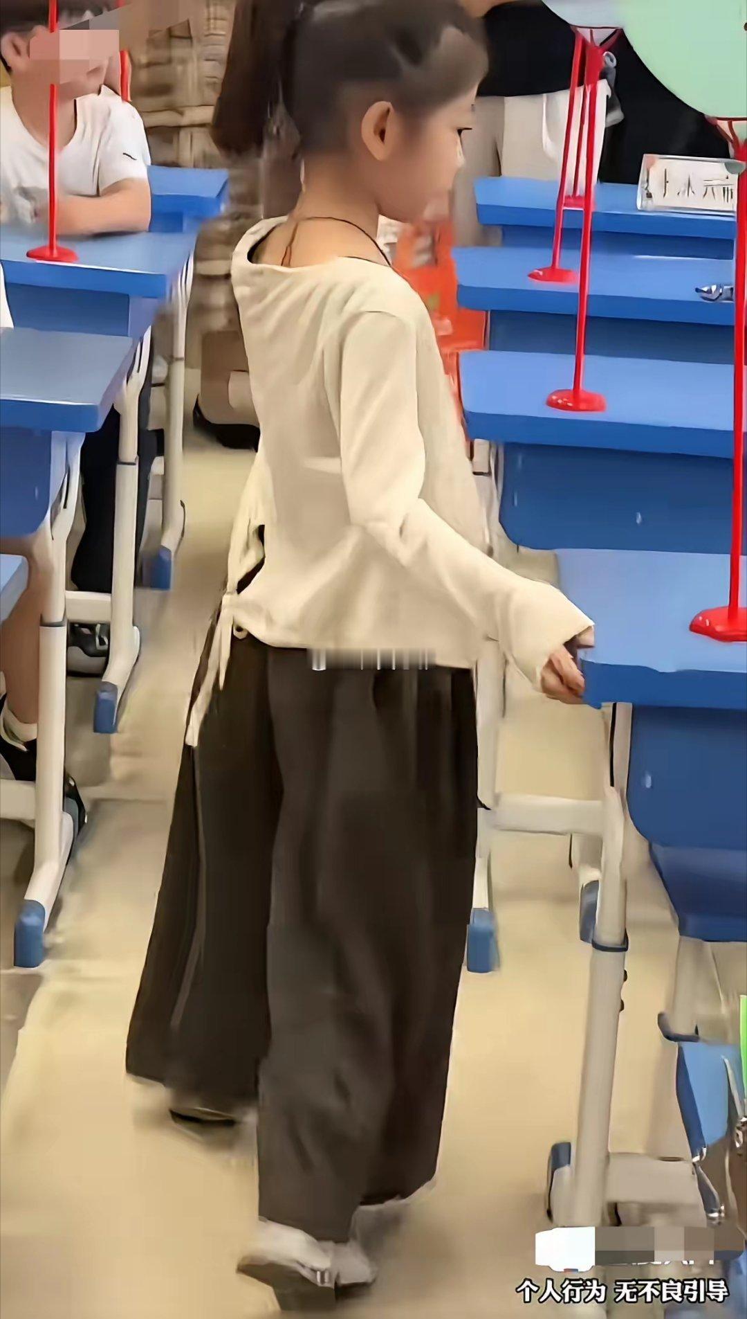 一年级开学第一天，小女孩穿着阔腿休闲套装上学这么一看，小女孩妈妈衣品是挺不错的可
