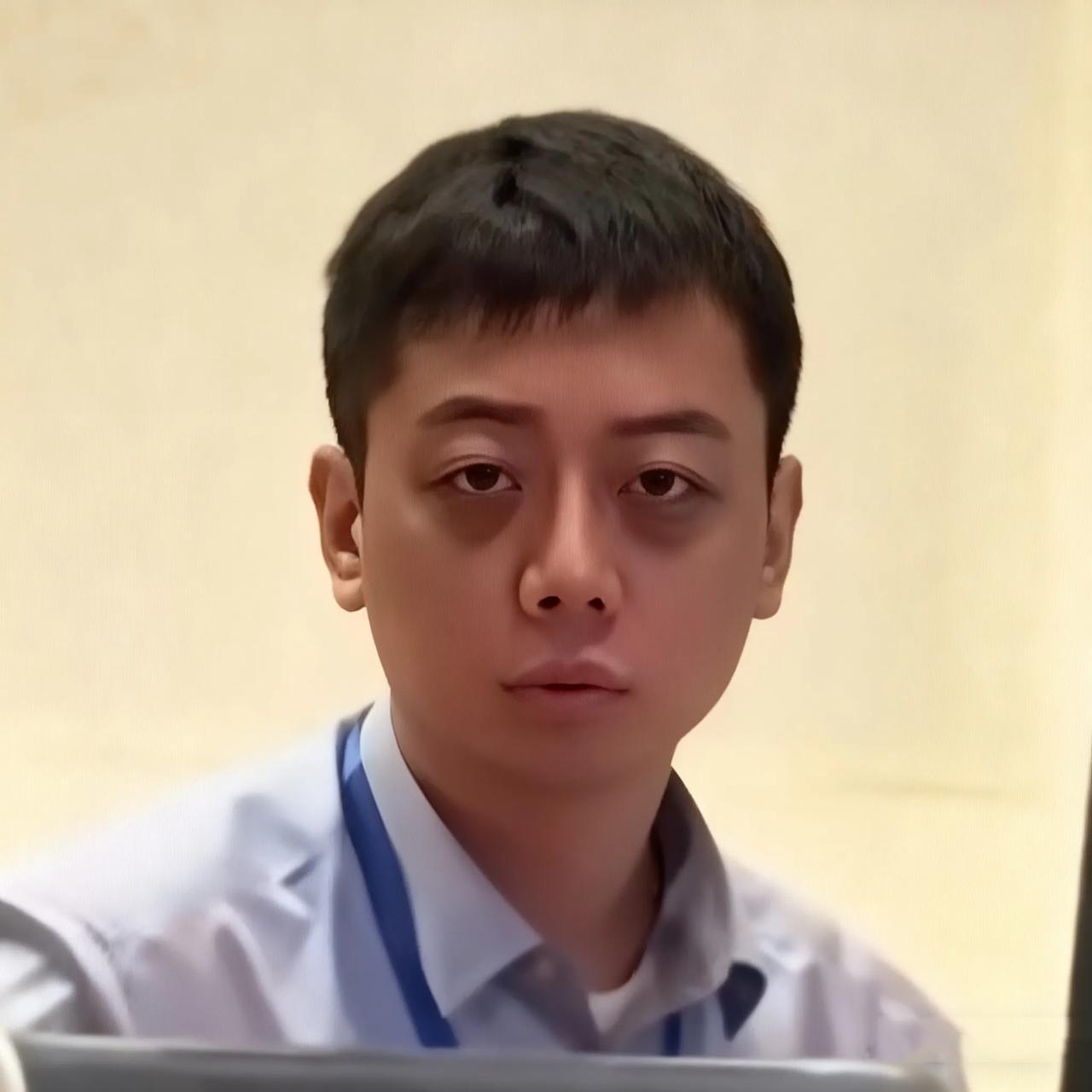 这下好了，不止网友被吓到了，连领导都被吓的赶紧辟谣。小伙这浓厚的黑眼圈和毫无血