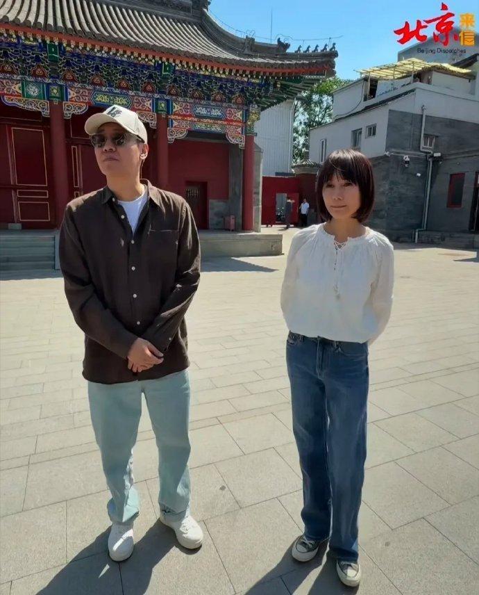 今天袁泉和辛柏青一起出席活动，两位站在一起还显得很般配，虽然都穿的很简单，不过都