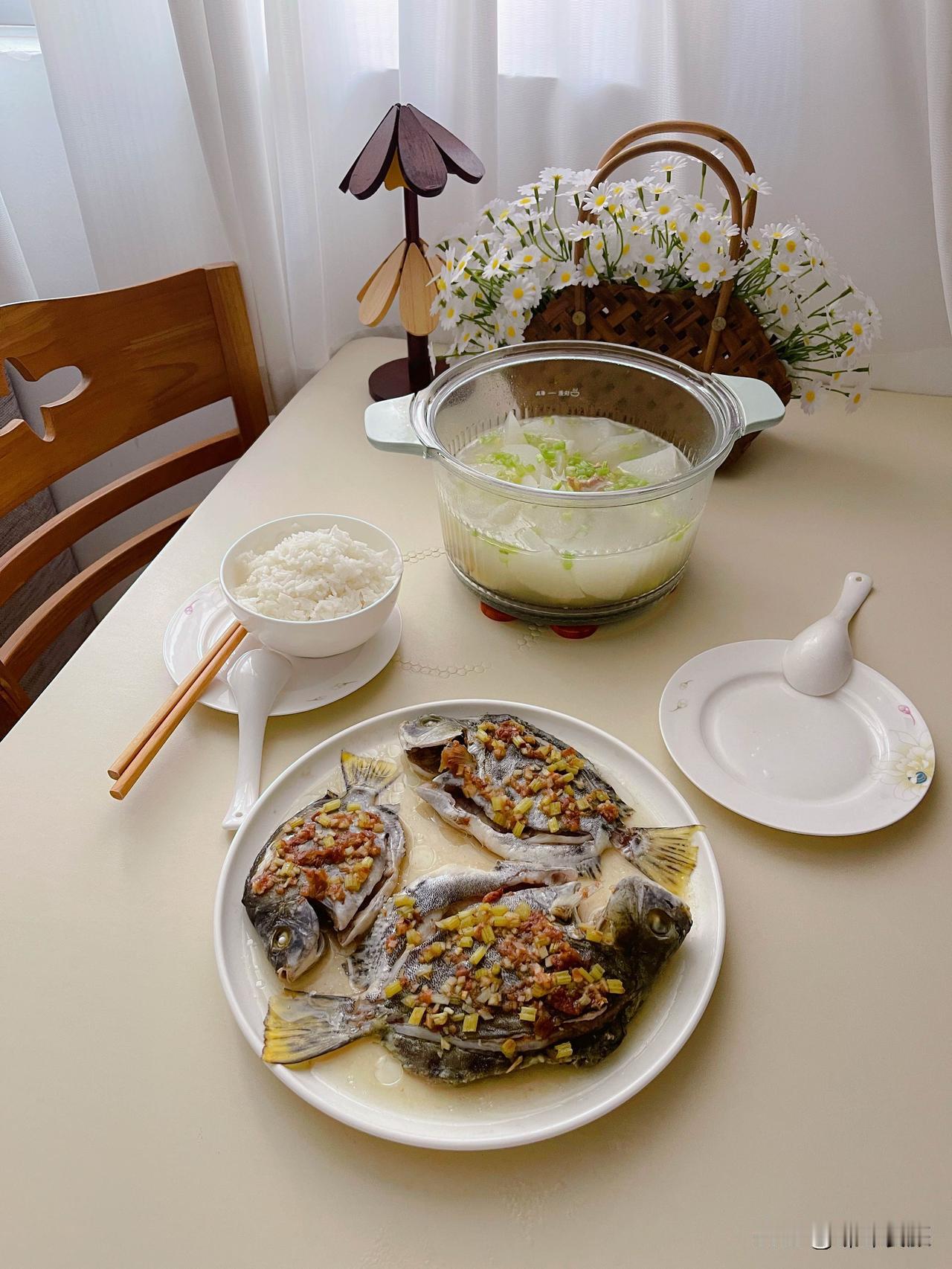 干贝萝卜汤，有锅就能做的一道汤，龙骨做底味，配料表只有干贝、萝卜、龙骨、姜片、芹