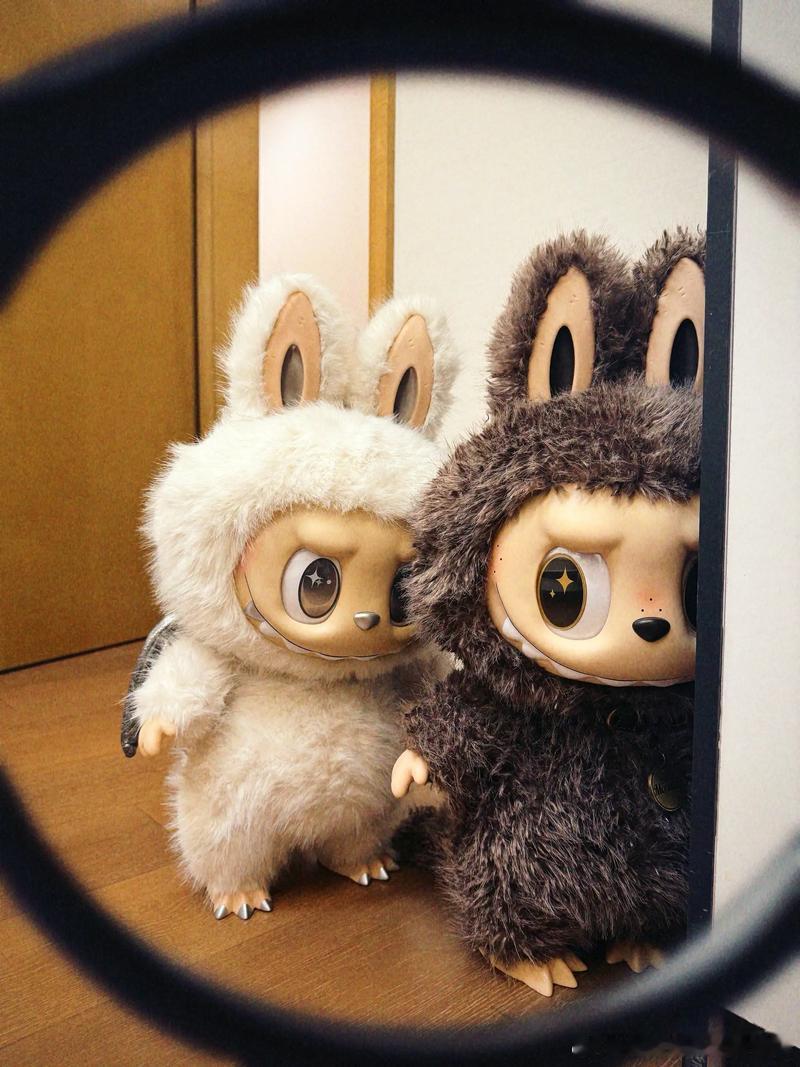 泡泡玛特开始五折甩卖了Labubu的价格崩盘，看上去是一场“自我拆台”的荒诞剧。