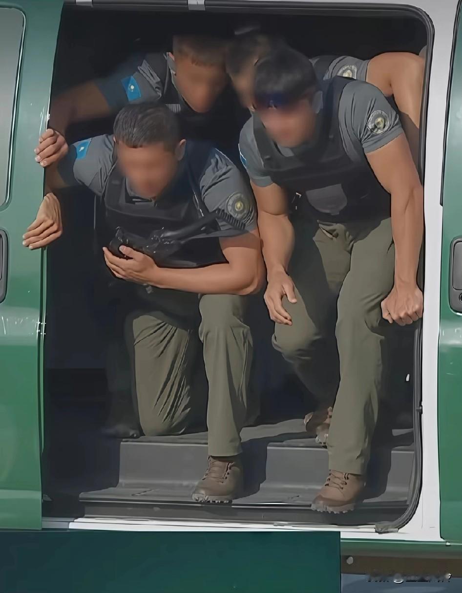 兄弟们哈萨克斯坦C队穿的也是龙牙!!一转身这不是我们的小黄标吗？看来咱们的裤子