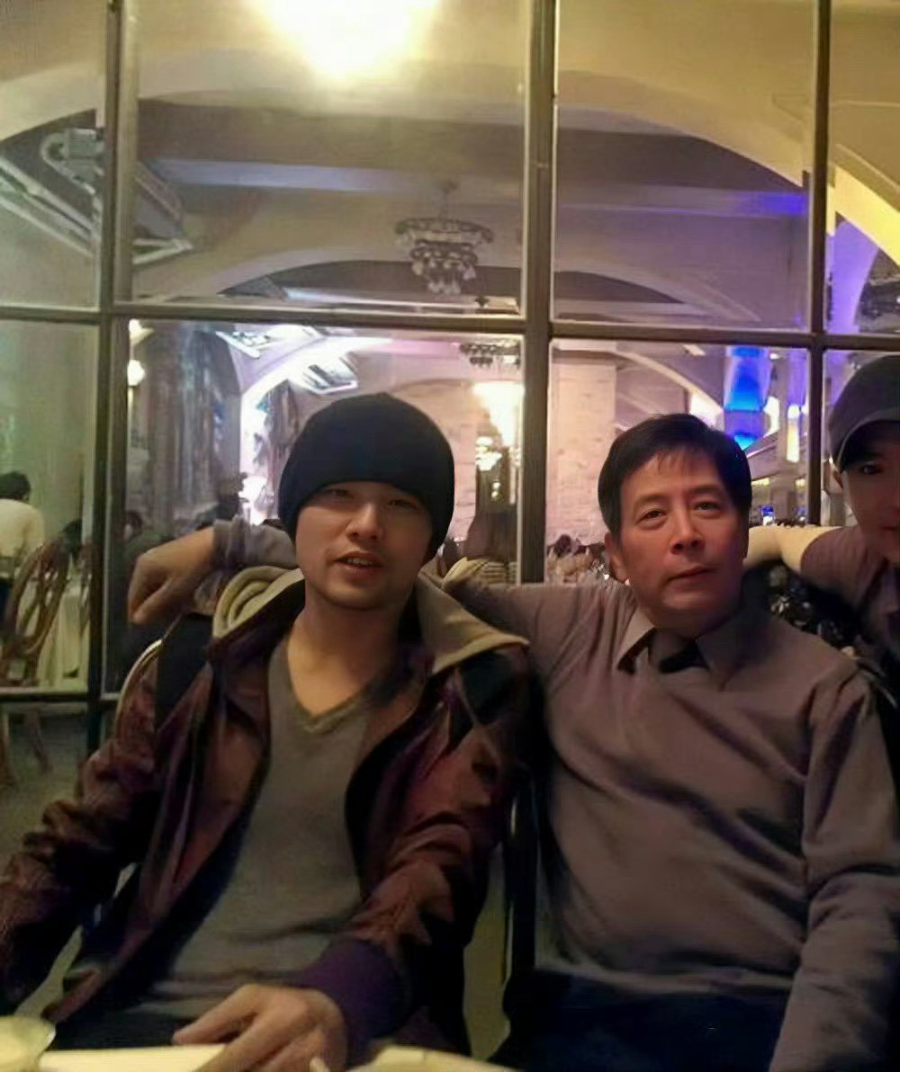 周杰伦和爸爸珍贵合照